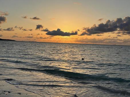 夕日と朝日が見える海岸 🌅, こちら皆生の浜辺から撮った夕日と朝日です✨, どちらも同じ場所から綺麗に見ることができました😮,