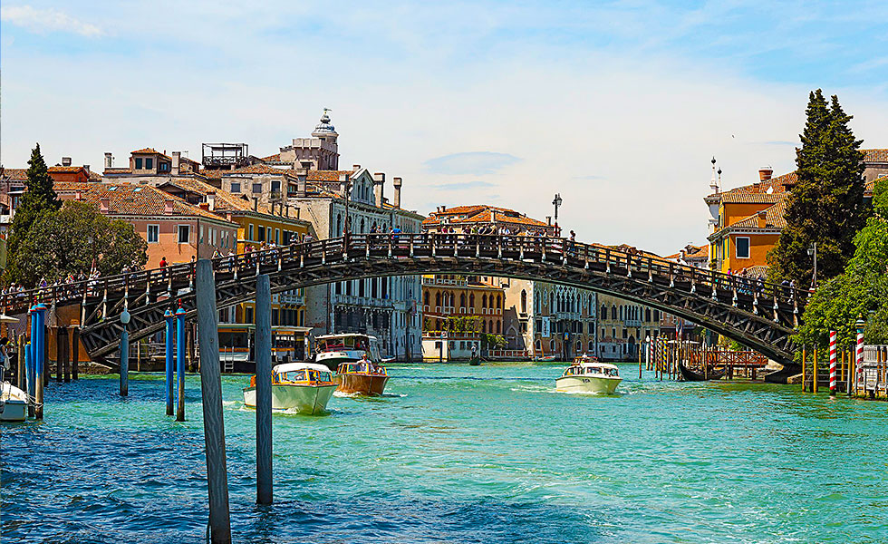 イタリアの観光産業が減速した理由：米国からの観光客総数の減少と、ヴェネツィアの日帰り旅行者向け入場料導入による観光過多の抑制 - Travel