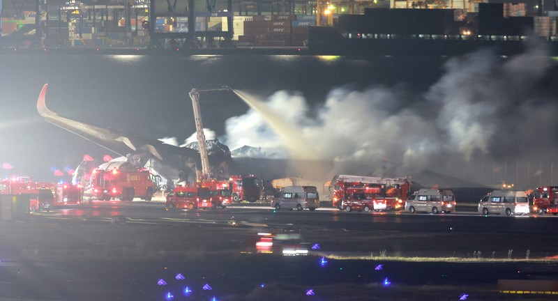 羽田空港でJAL機炎上 乗客乗員379人は脱出、14人負傷 -