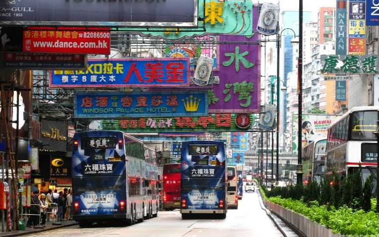 香港名物の道にせり出した看板やネオン。台風で落下するので最近は減った。の写真素材FYI03458659ストックフォトの QleanMarket キュリンマーケット