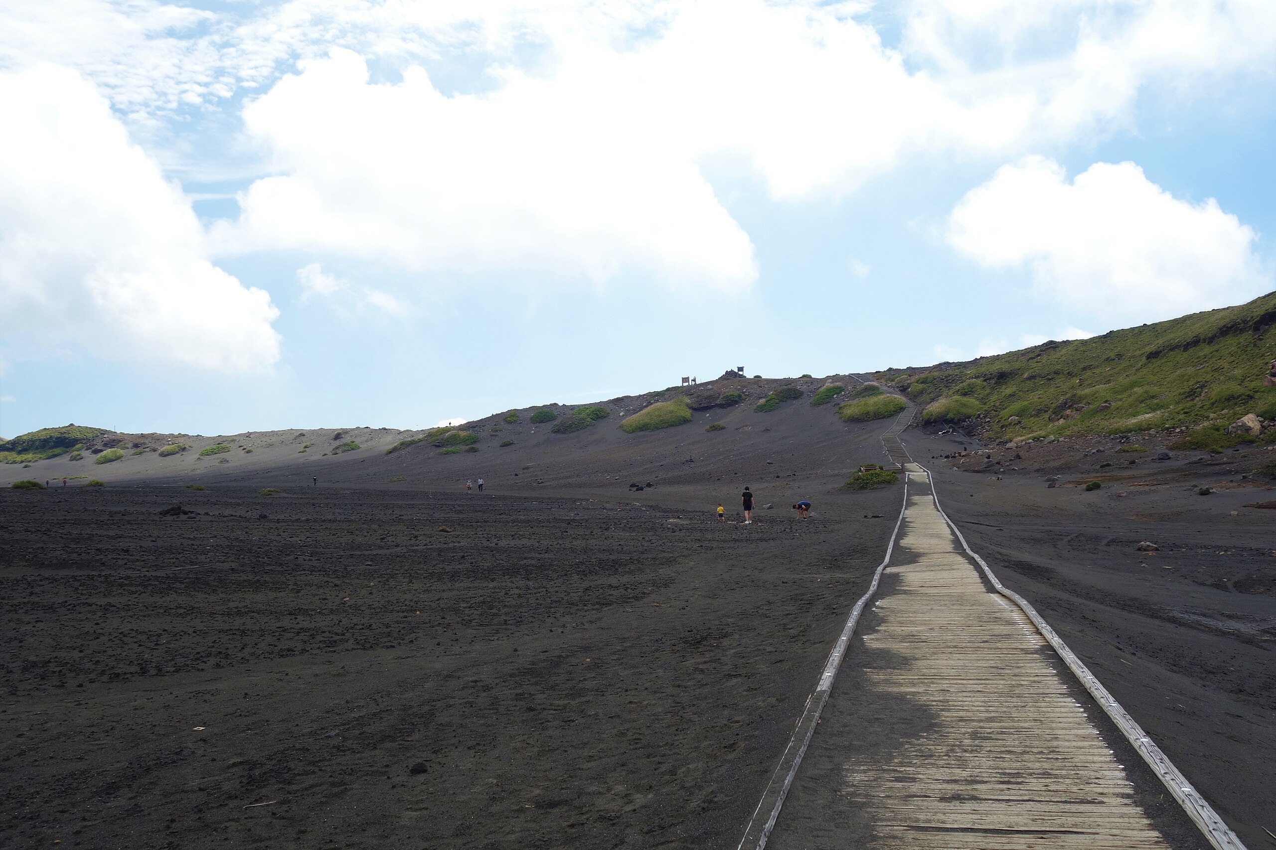 活火山の壮大な景色を満喫！ 阿蘇山の観光モデルコース 中岳～草