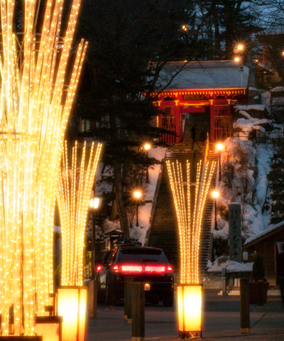 草津温泉 夜の湯畑を散策 ライトアップされた湯畑は幻想的です✨ お湯の流れる音、立ち込める硫黄の香り、