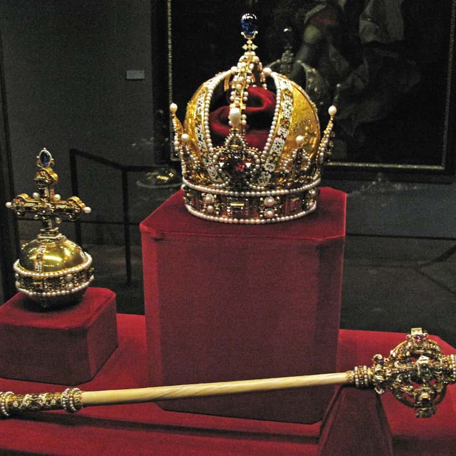 英、国王戴冠式用の王冠を搬出 ロンドン塔から - 日本経済新聞
