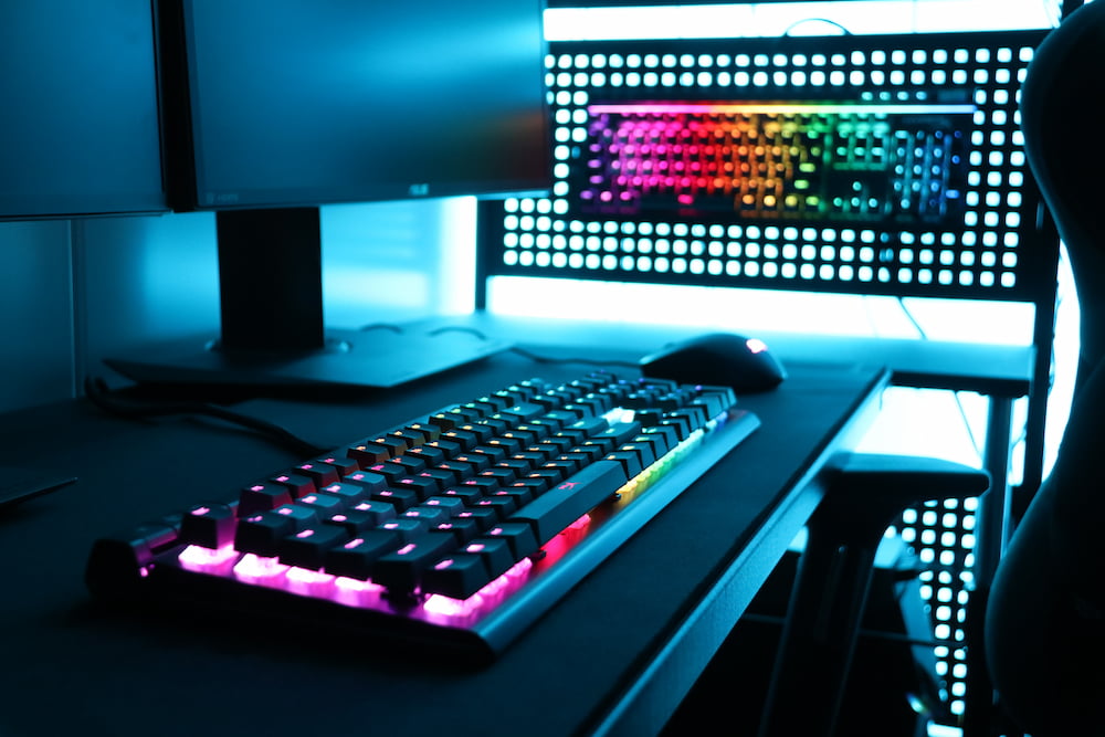 ゲーム部屋のデスク周りにおすすめのガジェットや光るデバイス