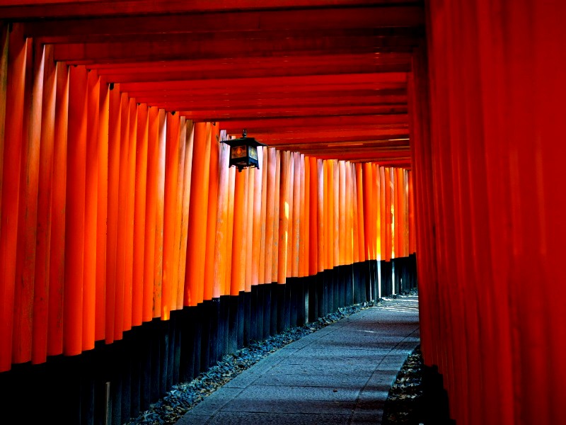 フリー写真鳥居が連なった千本鳥居の風景でアハ体験GAHAG著作権フリー写真・イラスト素材集 - GAHAG著作権フリー写真・イラスト素材集