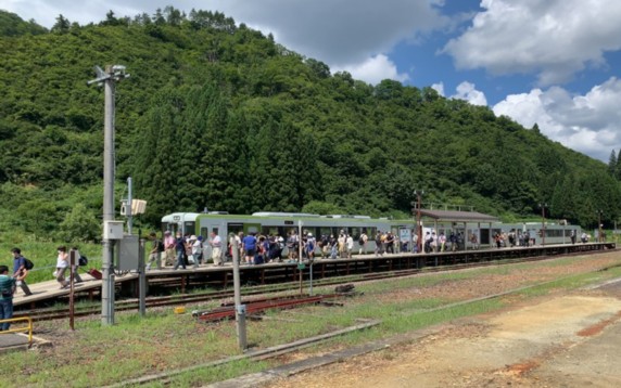 福島・只見線 紅葉世界に包まれた只見線 -