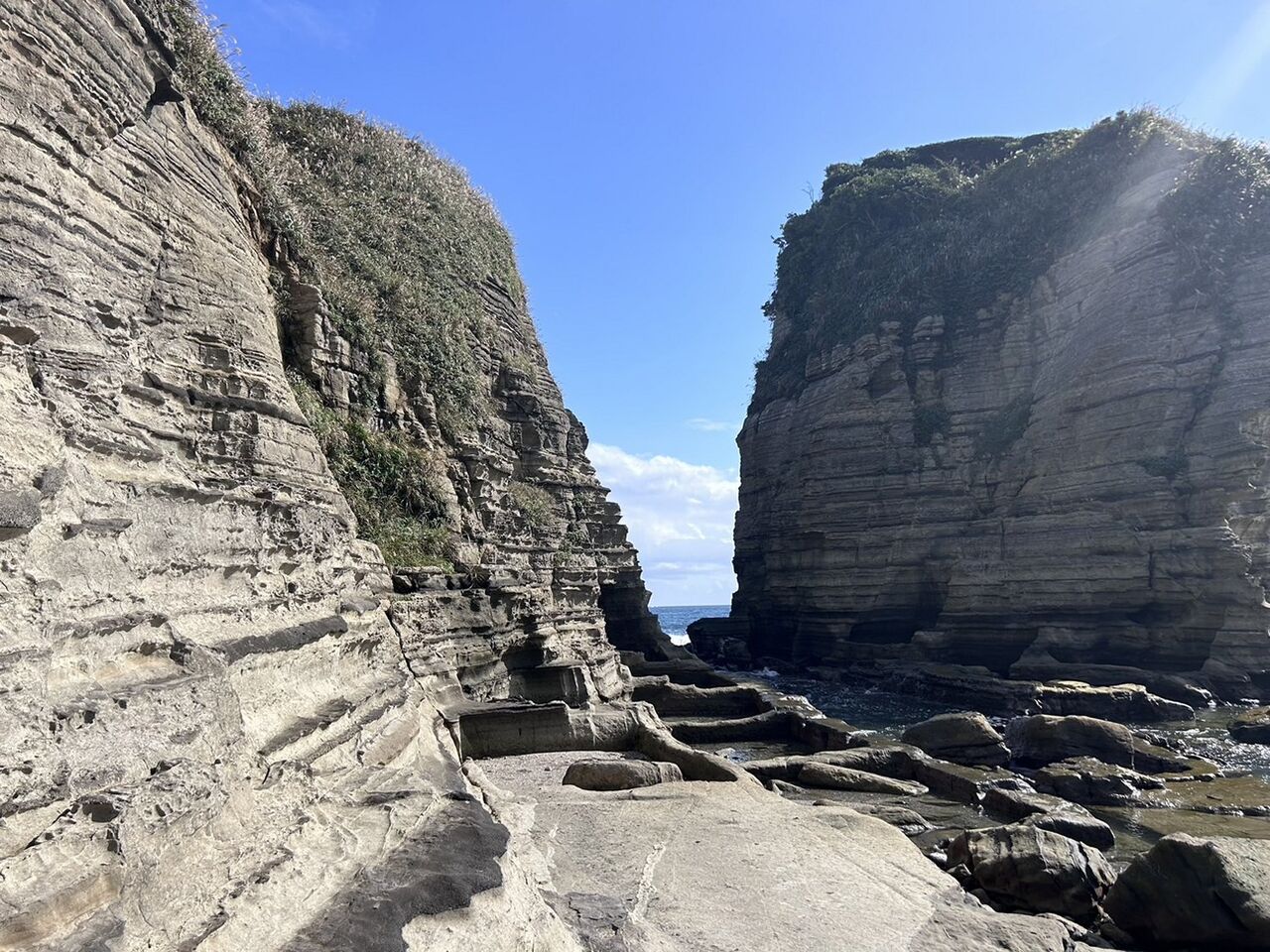 鵜原理想郷:毛戸浦からみる手弱女平とひとつ山 - Photo de
