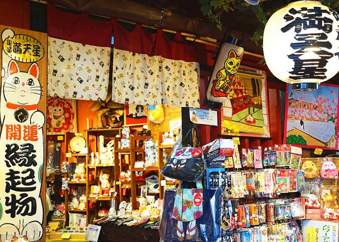 今日の浅草。 仲見世のお店も行列の並び方を示しています。 春節を迎えてさらに賑わいますね。 浅草はオーバーツーリズムと言う言葉に当てはまらない。マナーを守らない人に指導する街。asakusa江戸文化の街BetterTourism