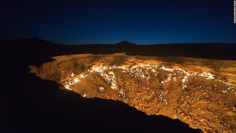 トルクメニスタンの神秘「地獄の門」、燃え続ける炎は消えるのか 1 3- CNN.co.jp