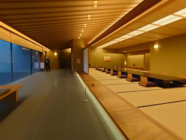 石川県金沢市で竣工写真撮影する建築写真家鈴木大拙館の紅葉と水鏡設計：谷口建築設計研究所