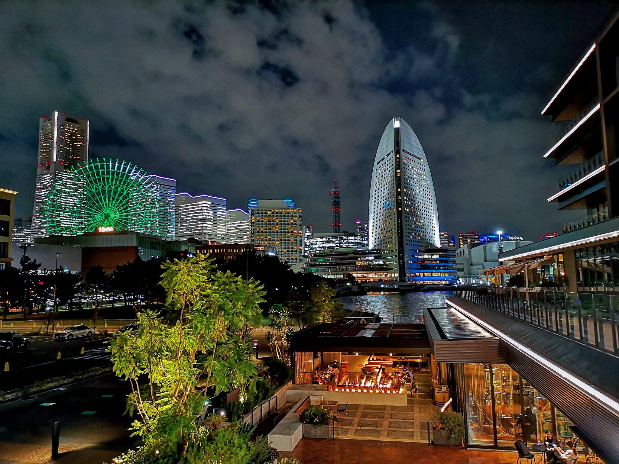 NISSAN GT-Rの定番スポット・みなとみらい夜景・万国橋🌉・人生いろいろに関するカスタム事例車のカスタム情報はCARTUNE