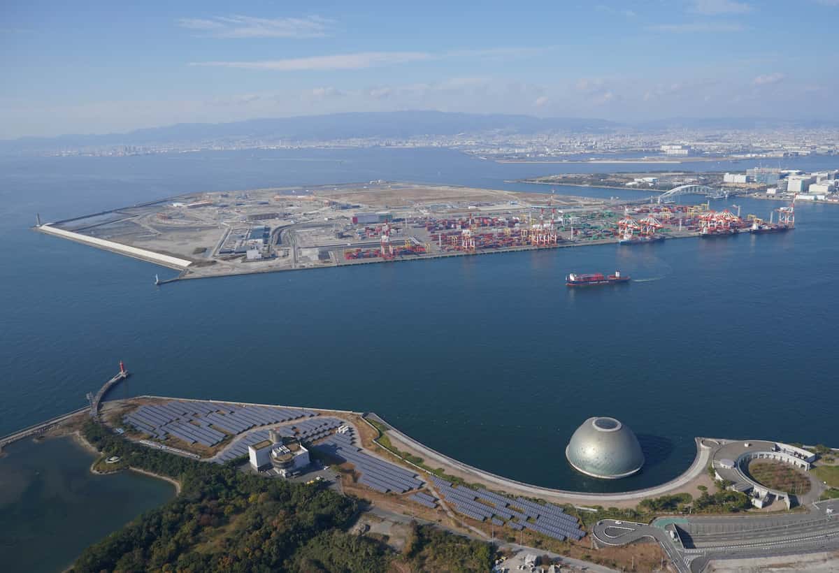 su.zu「なにわの海の時空館」は大阪市制100周年記念事業として2000年に約176億円もの巨額な費用をかけて建設されました。しかし、開館後も入場者数が伸び悩み、年間数億円の赤字を計上し続けました。閉館後も、施設の維持管理に年間数千万円の費用がかかり続け、「負の