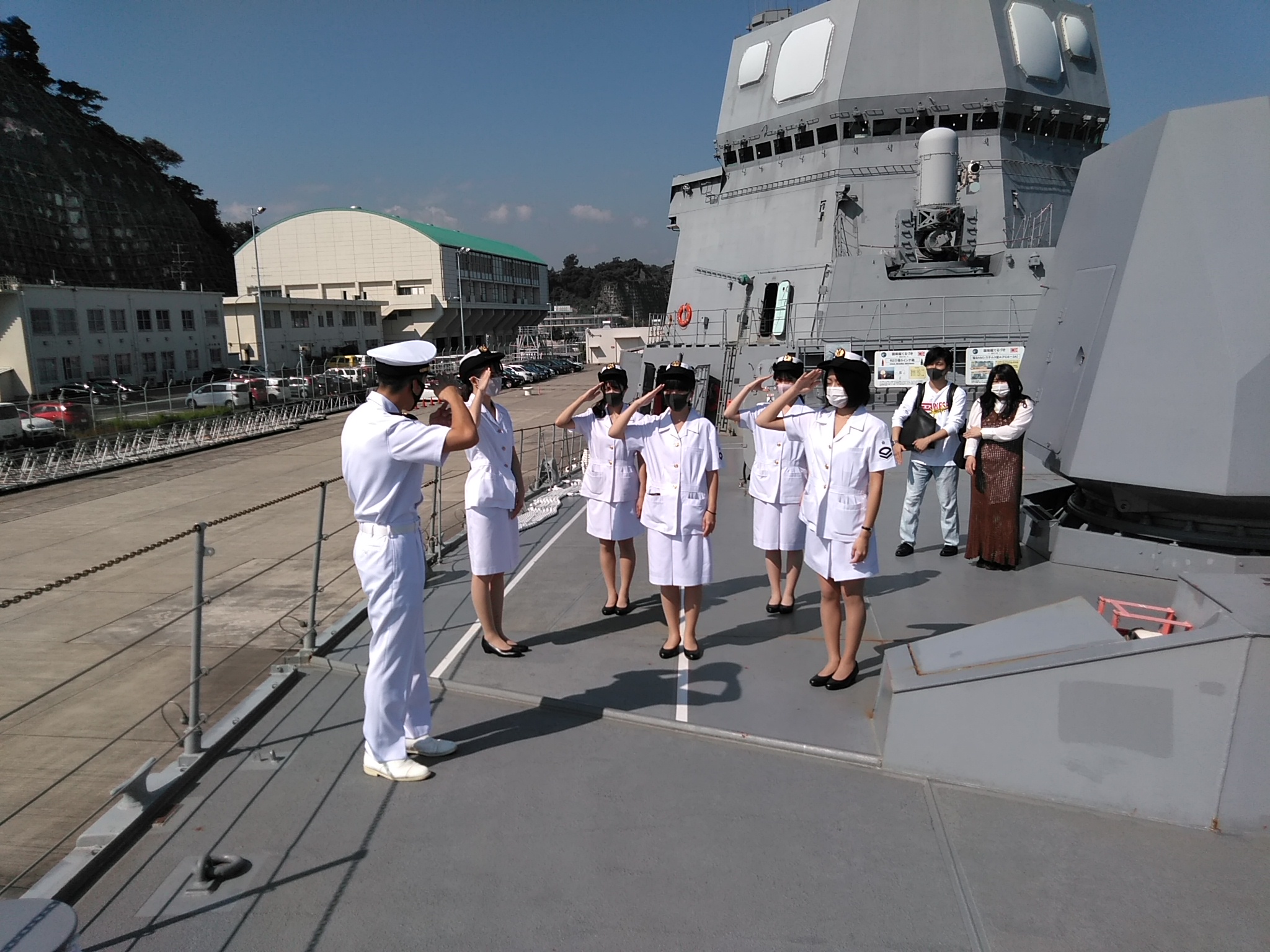 日米の艦船を海上から見学！横須賀軍港めぐり乗船＆記念艦三笠内で食べる海軍カレーのご昼食日帰り旅行・ツアーはポケカルで