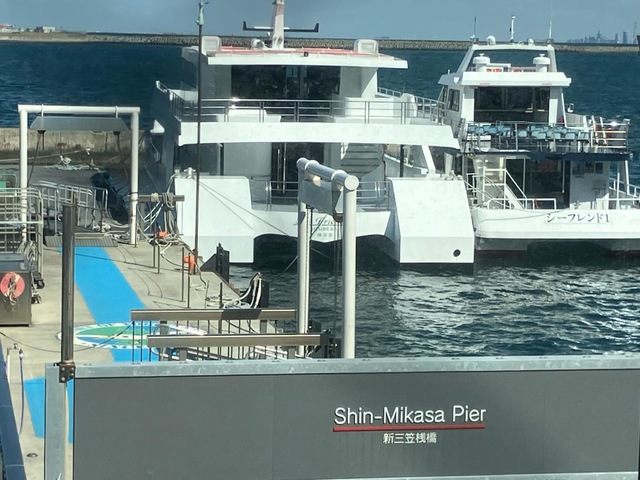 猿島航路三笠公園と無人島「猿島」を約10分で結ぶ小型フェリ