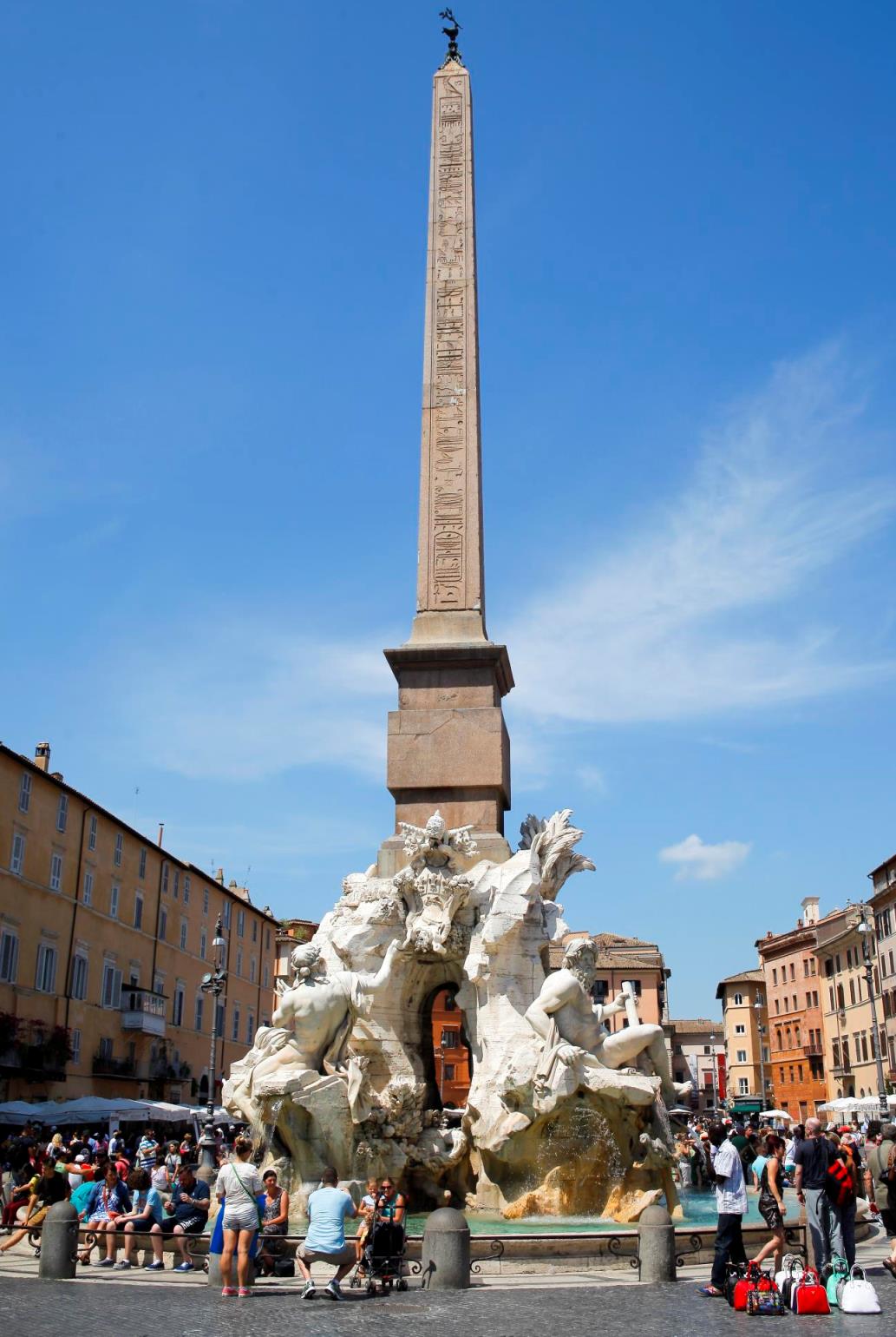 ローマの街歩き。 広場のあちこちに噴水があって 夏は涼しげで良いですね！