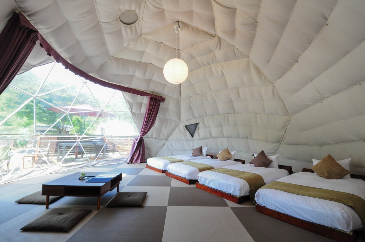 山梨・都留市初ドーム型グランピング施設オープン！徒歩２分の場所には温泉もTABIZINE～人生に旅心を～