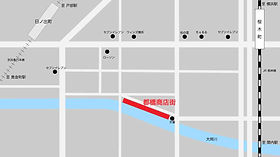 都橋商店街ビル の全長は約90m。店舗の数はおよそ60店舗に至る。2階の都橋飲食街 から望む歓楽街のビルも昭和の風情が濃い。 ⁡神奈川県横浜市横浜市中区野毛野毛都橋商店街都橋商店街野毛ハーモニカ横丁ハーモニカ横丁昭和レトロノスタルジック