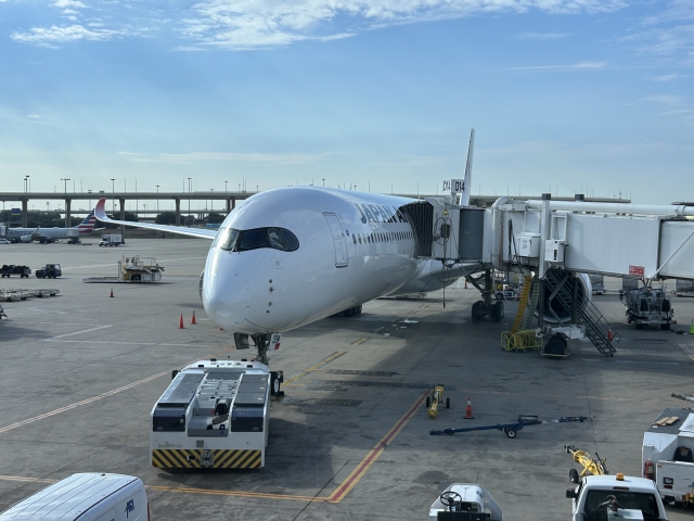 ひろーいダラス空港& おすすめレストランやお土産用に化粧品免税店もあるよ！フロリダ南西生活 in アルバ