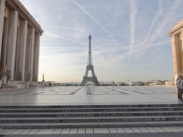 エッフェル塔周辺での写真撮影