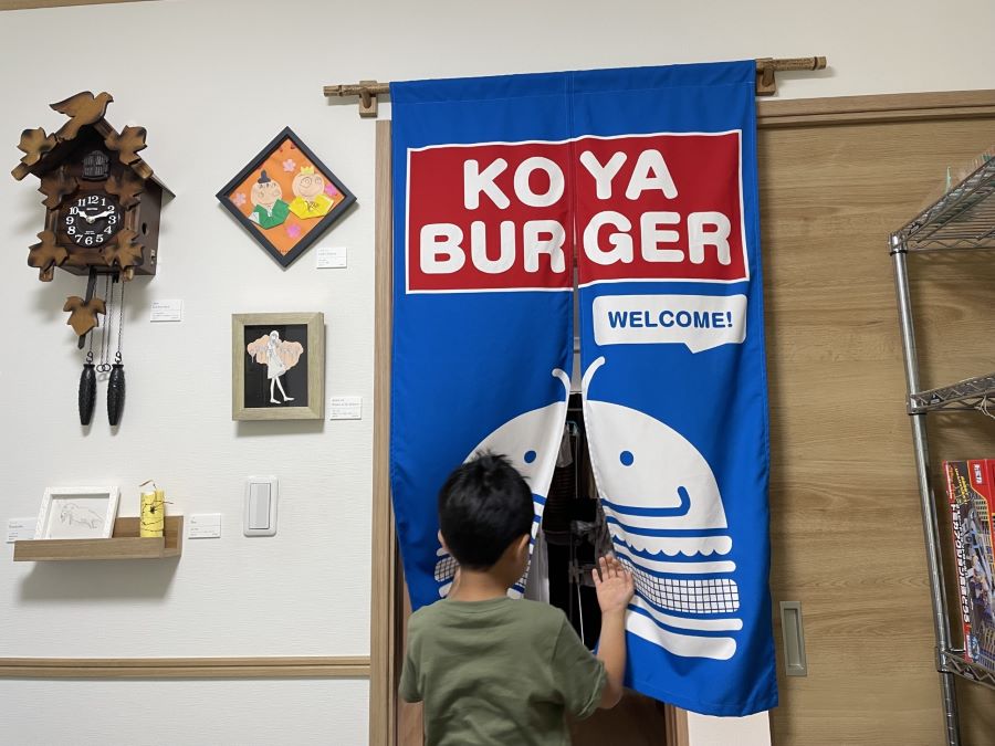 古民家の玄関の暖簾をくぐる女の子の写真・画像素材-Snapmart スナップマート