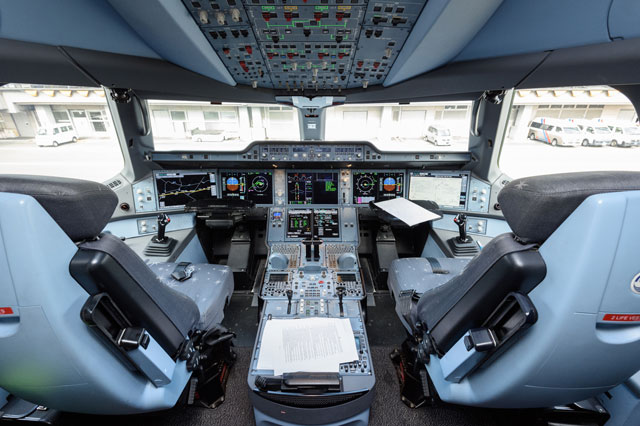 東京・フライトシミュレーター体験・予約 本物のパイロット気分でコックピットへ！実際の訓練でも使用「ボーイング777-300ER」で飛行機を操縦！アクティビティジャパン