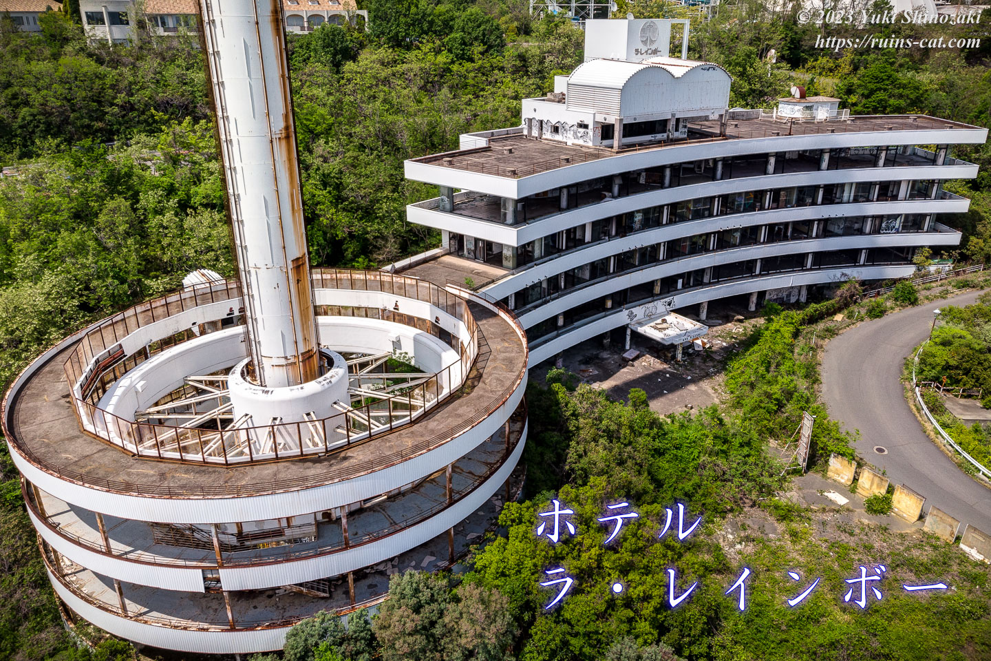 伊豆の巨大廃虚ホテルが放置される“ワケ” 内部の様子をドローン撮影 行政の対策は