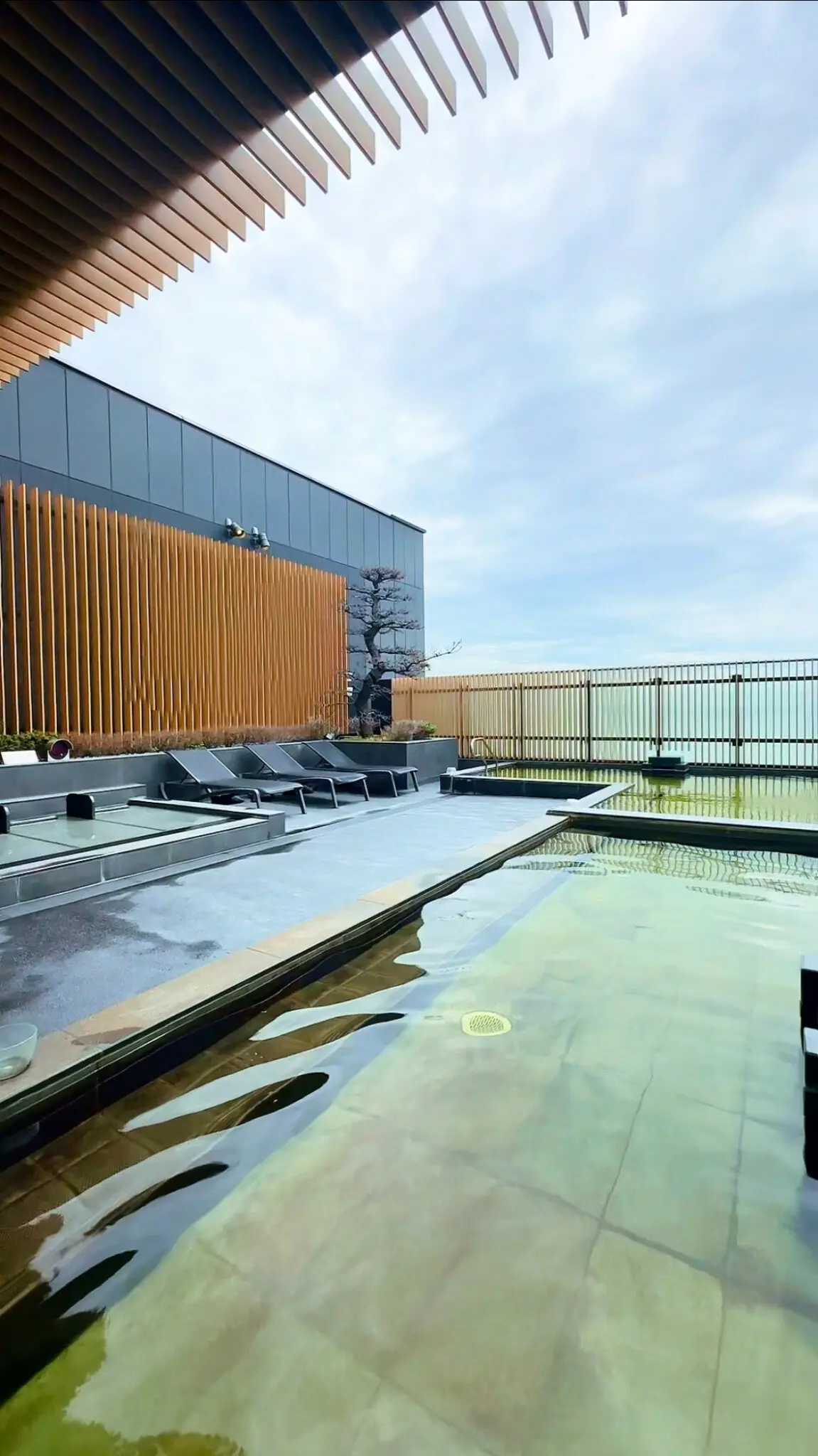 こんにちは、泉天空の湯羽田空港です。 今年も残り僅かとなりました。 当館は年末年始も休まず営業いたします！施設全体24時間営業大浴場・サウナ12:30～翌10:00岩盤浴12:30～翌9:00レストランお食事処 泉天空24時間営業ボディケア