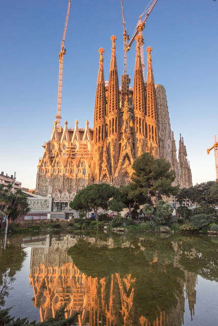 サグラダファミリアの完成予定はいつ？工期はどのくらい？ どの建築家？魅力は？- 工事写真アプリ「ミライ工事」