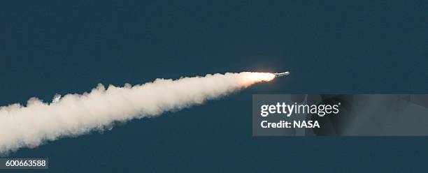 アトラスVロケット、偵察衛星を打ち上げ 新型固体ロケットブースター使用