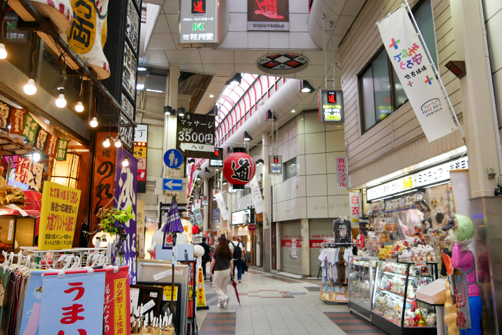 アーケード原型は布製日よけ 日差し強い西日本に多く - 日本経済新聞