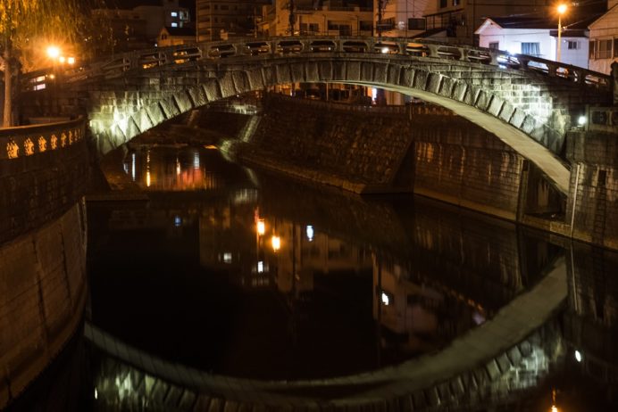 眼鏡橋のある中島川遊歩道をぶらりインスタ夜散歩 長崎では、歴史文化を生かした夜景まちづくりが進んでおり、 市内にある様々な建造物や観光名所がライトアップされています。その中のひとつ、中島川に架かる石造アーチ橋が、