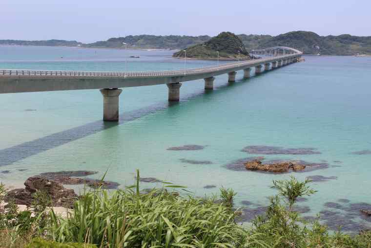 角島大橋 エメラルドグリーンの海と白浜 山口県下関市橋物語橋と歴史を巡る旅