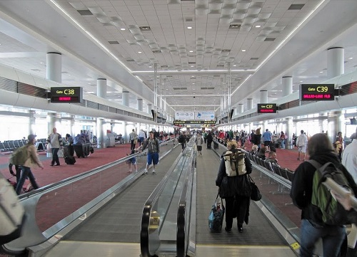 デンバー国際空港、利用案内： ２ 国内線乗り継ぎ、国際線出発への乗り継ぎ – アメリカより