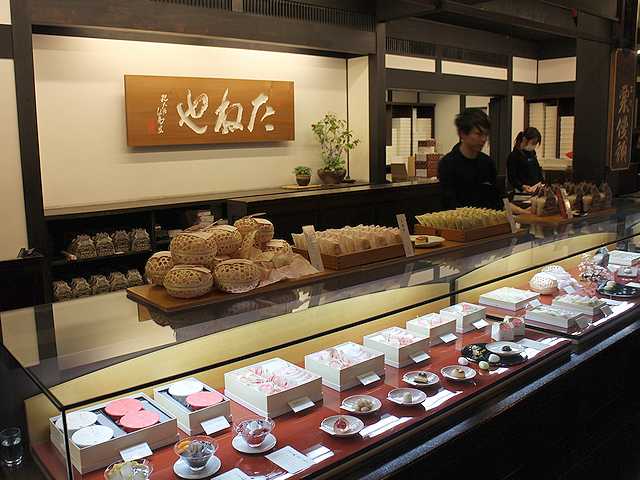 彦根市お土産 『ご城下にぎわい市』はひこにゃんグッズや名産品が購入できる！ - ひこつ～プラス