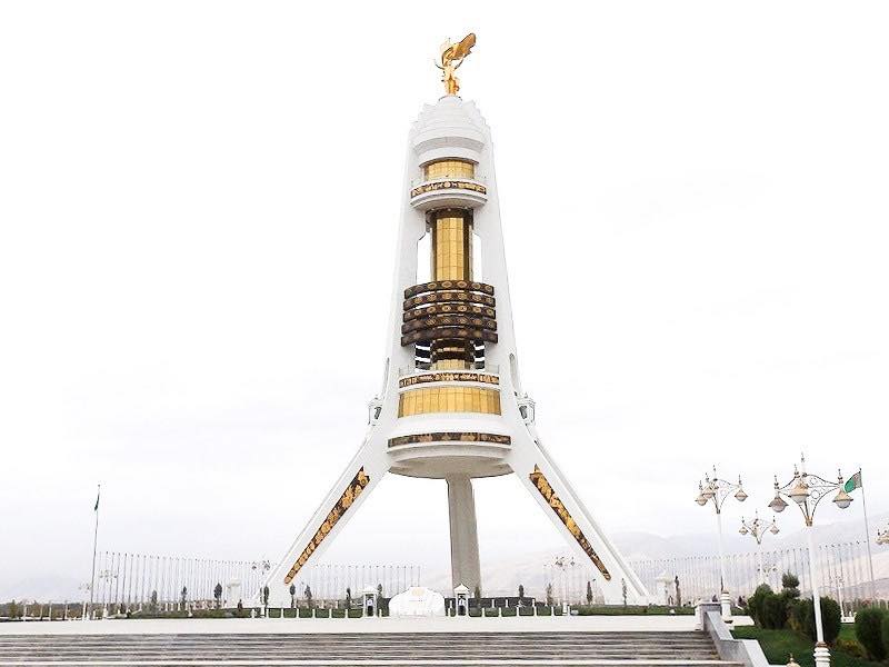 トルクメニスタンの神秘「地獄の門」、燃え続ける炎は消えるのか 1 3- CNN.co.jp