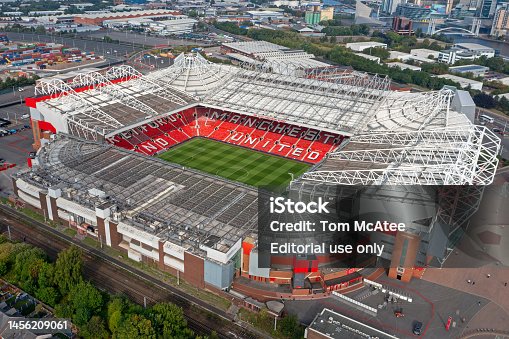 試合前にもマンUを襲った崩壊劇猛烈な暴風雨で突如観客席に生じた