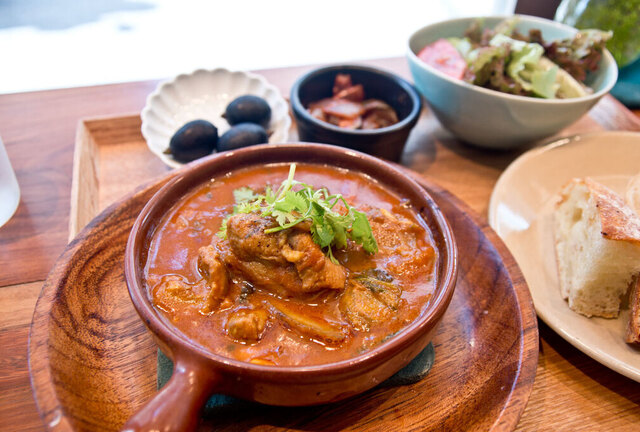 登戸駅から徒歩3分の新潟郷土料理の店。席はテーブル席が複数あり、一人でも家族や友人と数人で食べに行くのも◎今回は平日のお昼時にお邪魔しましたが、店内は満席でした！今回はランチメニューの中からミックス天丼定食をいただきました！ ミックス天丼は海老天や野菜