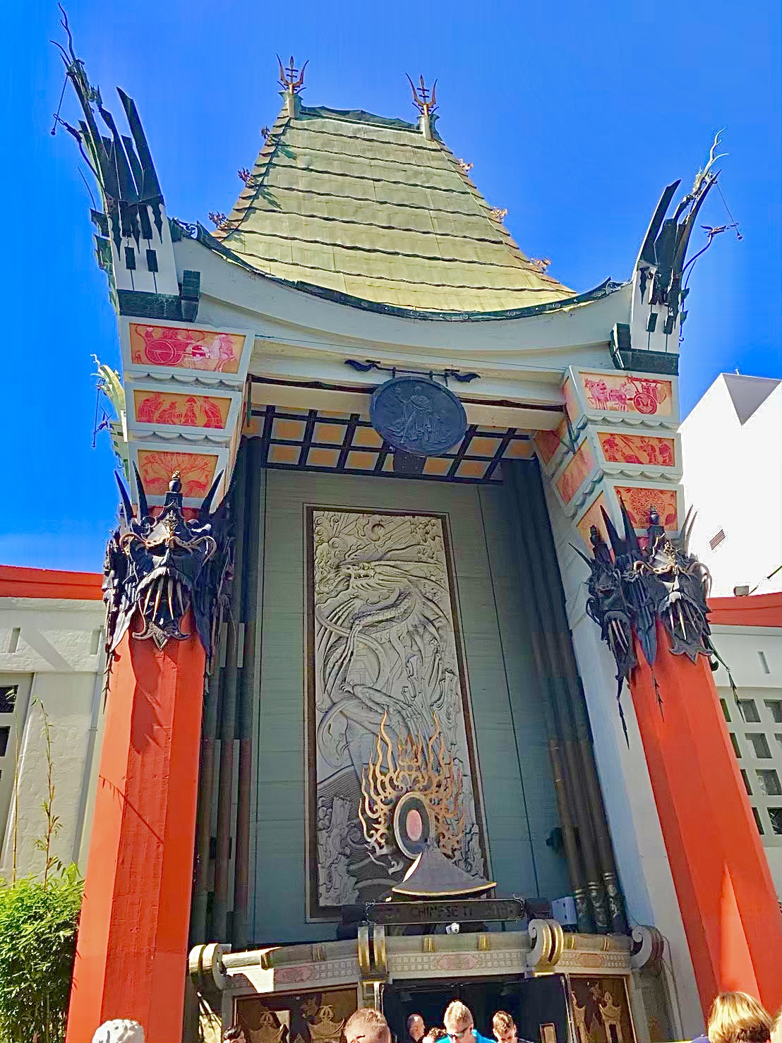 グローマンズ・チャイニーズ・シアター っていうとこかな？合ってる？ ロサンゼルスにいるみたいだけど 目的は何かな〜🥹 真相をお話ししてください笑笑それにしてもりょつ