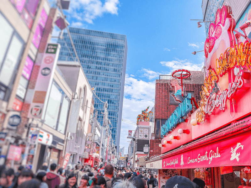 東京都渋谷区の大型ビジョン「原宿竹下通り駅前ビジョン」のご案内