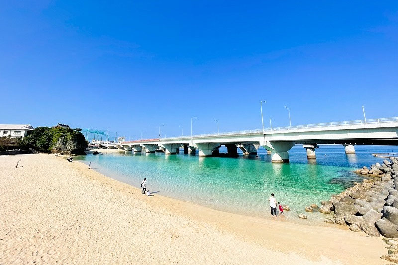 過去の悲劇をひっそりと伝える 沖縄「波の上ビーチ」の洞窟 - よこはま原付紀行