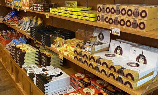 JR高知駅：高知のお土産がいっぱい！「とさ屋」