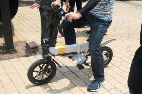 免許不要の電動モビリティ 日本の電気屋が「ペダルなし電動バイク」を開発 パナソニック初の特定小型原付「MU」2025年12月発売 バイクのニュース-