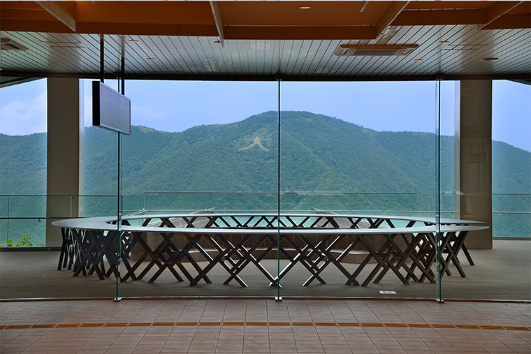 雲に近づくとっておきのテラスで、空・足湯・スイーツをまるごと楽しむ☁️♨️cu－mo箱根 クーモはこね@早雲山駅直結 箱根の空と山々を感じる標高757mの絶景テラスで過ごす、贅沢な時間。 足元はあたたかな天然温泉の足湯、 手にはこの場所だけの限定スイーツを