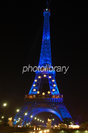 フランス パリの夜になってライトアップされたルーブル美術館の写真素材186566506 毎月1点無料