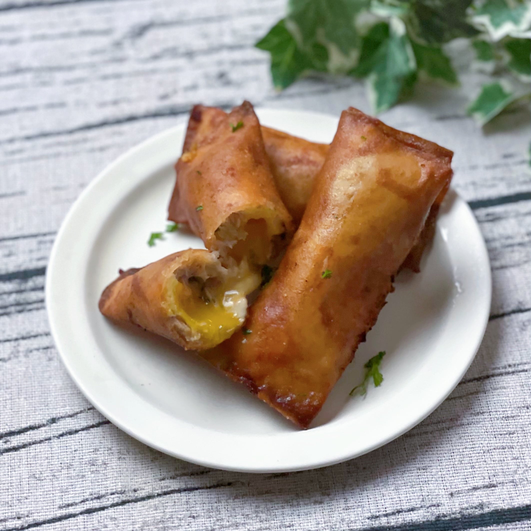 少し上達しました！チュニジア大使館シェフの半熟卵とツナの三角春巻き「ブリック」 外はパリッパリ！中はとろりと半熟卵が本当に絶品。前回少し不恰好になってしまったのですが、これはかなり良い感じではと自画自賛。 少し揚げる時にコツが必要かもですが思ったより