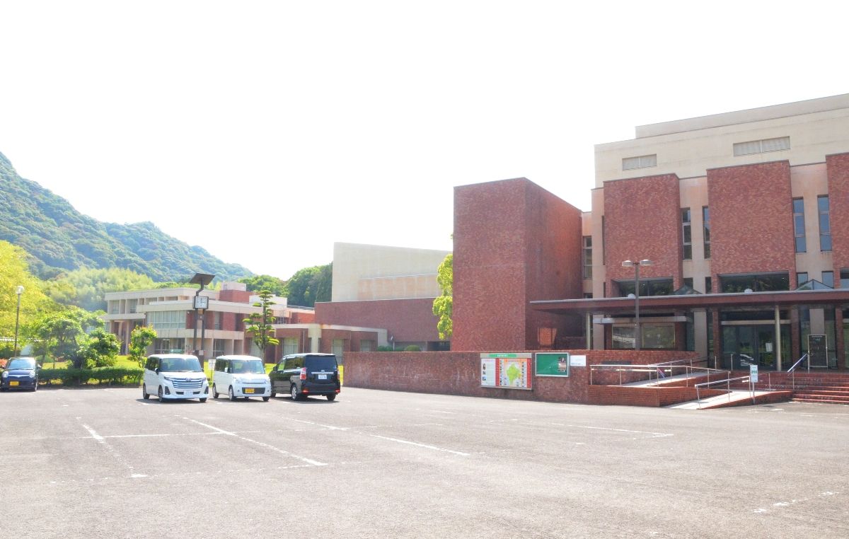 Kenji - 武雄アジア大学誘致には血税13億円出して、「市民の文化活動の拠点」は「お金が無いから」と壊す！？ 武雄市役所は誰の方を向いて仕事をしているのか、というハナシ。韓国エンタメを学ぶという謎の私立大学の誘致で揺れる武雄市が、今度は武雄市文化会館・大