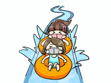 ウォータースライダーをすべる子供たち 25918035499 の写真・イラスト素材アマナイメージズ