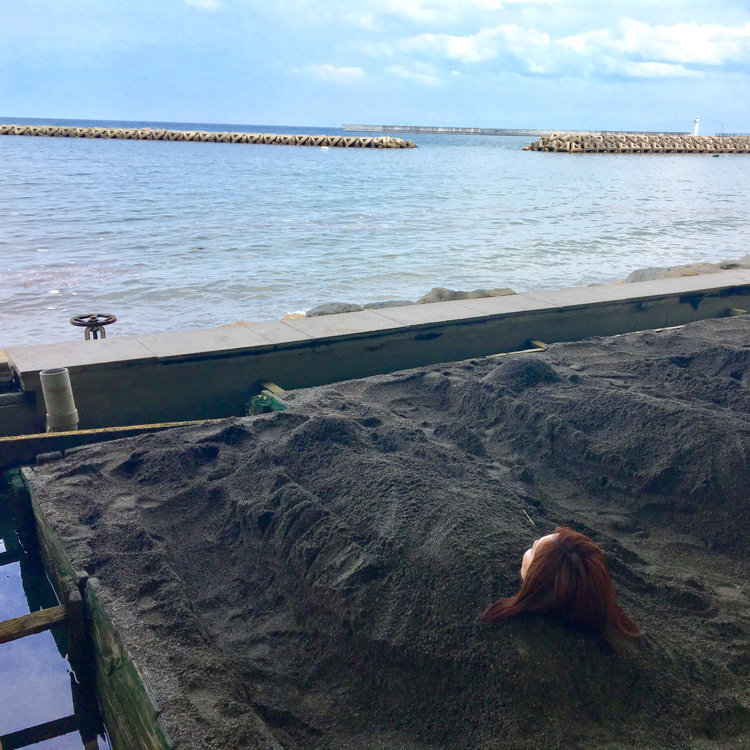 別府海浜砂湯」青い海と空、波の音を聞きながら癒される 別府 亀川温泉たびらい