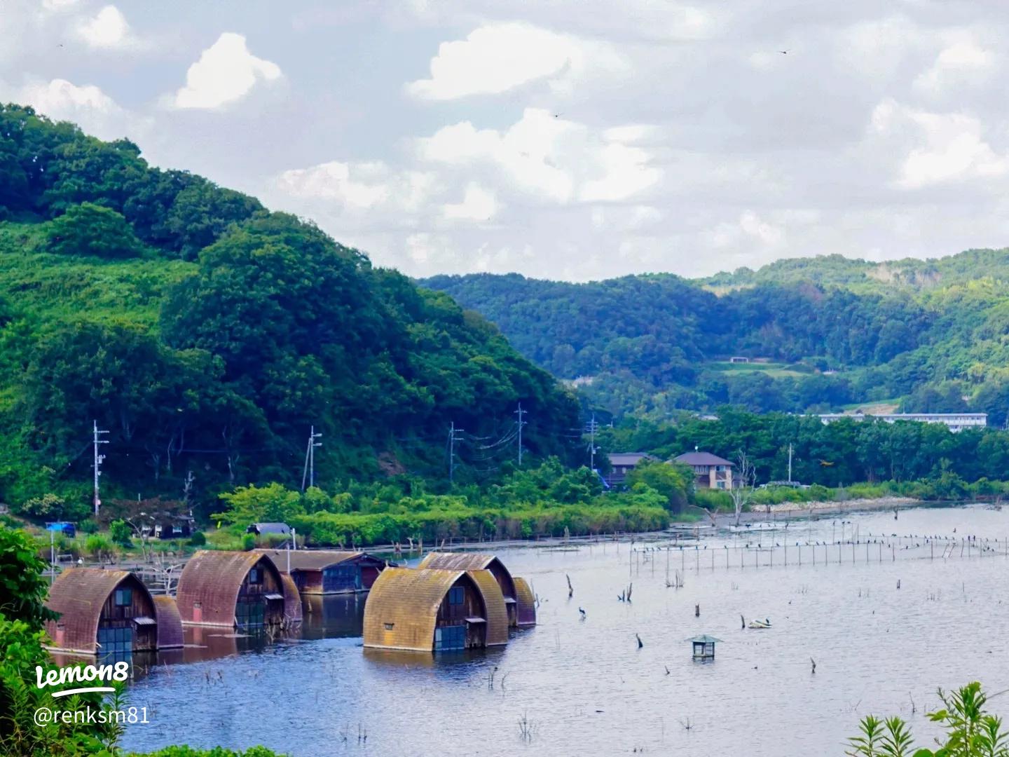 日本の岡山県瀬戸内市の牛窓の水没したペンション群の廃虚 の Stock