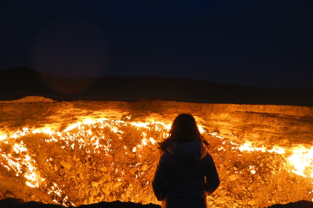 トルクメニスタン「地獄の門」ダルバザ・クレーター 炎は消せるのか -
